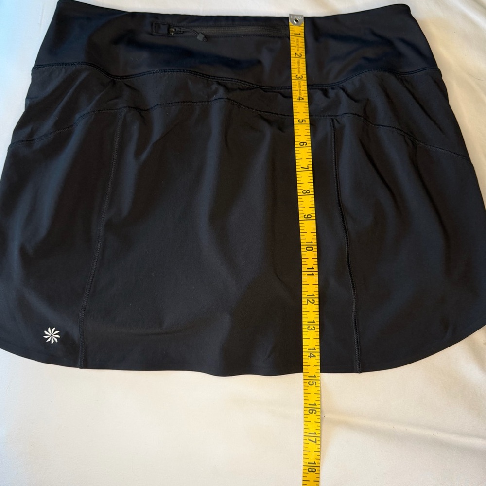 Athleta run with it 14' tennis / golf / pickleball Skort in black. Size M
